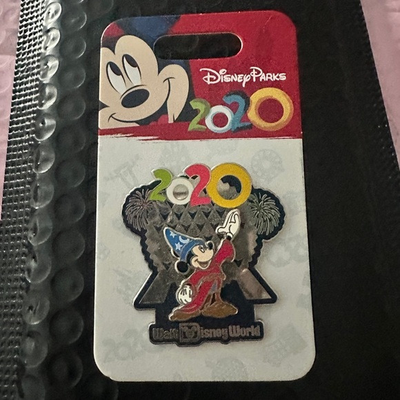 Disney Parks 2020 Mickey Mouse COLLECTOR PIN - Picture 3 of 3